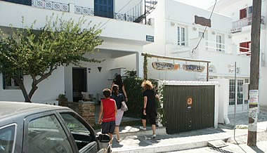 Η ανατολική είσοδος του Vincenzo Family Hotel - East entrance of Vincenzo Family Hotel