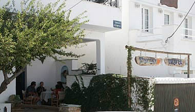 Η ανατολική είσοδος του Vincenzo Family Hotel - East entrance of Vincenzo Family Hotel
